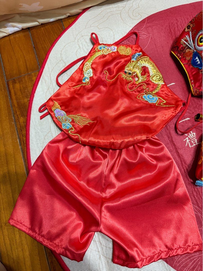 由 simona94134-914 (刊登 ID 1382869054，圖片 3) 提交，位於 高雄市 (Kaohsiung) 的 傳統抓周道具28件➕佈置 (類別：嬰兒玩具)，說明：傳統抓周道具 整組出售（只使用一次） 🩵傳統抓周道具：28樣抓周道具 🩵抓周背景佈置 🩵地毯 🩵聰明門（有2支蔥） 🩵虎帽（有尾巴） 🩵虎衣（緊緻刺繡款） 🩵虎褲➕虎鞋（有鈴鐺） 🩵紅龜（有2個） 🩵🍗➕🍎➕蔥➕芹菜➕🧄➕🥜➕元寶 整組出售。