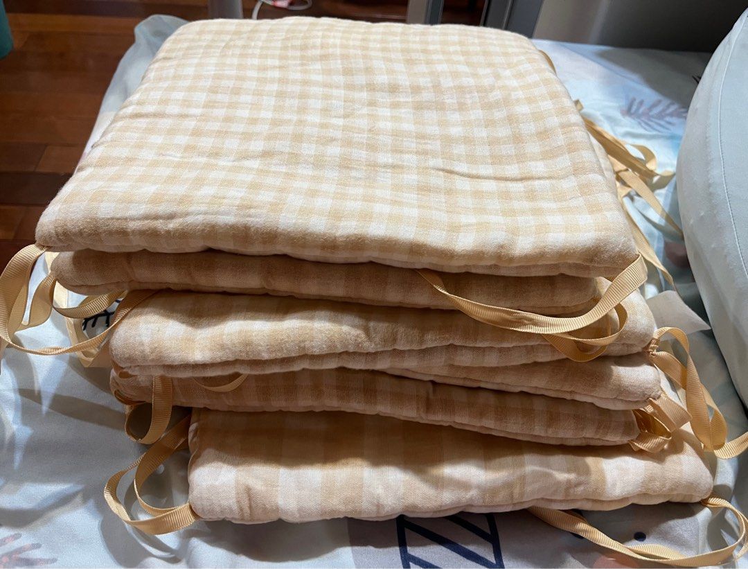 由 for981114 (刊登 ID 1382786023，圖片 1) 提交，位於 台北市 (Taipei) 的 6片合售 床圍 嬰兒床圍 (類別：床圍)，說明：一片尺寸約30*30公分，共6片$300，可分開綁在想要綁的地方，如照～。