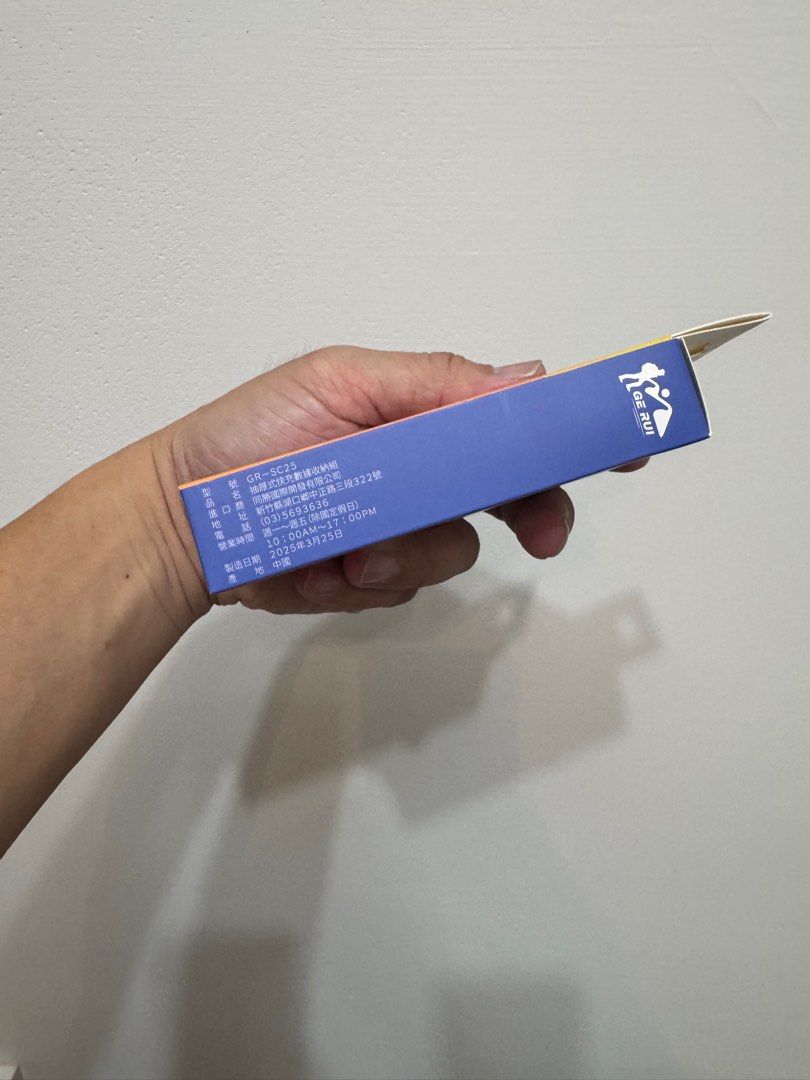 由 wangnoodle15596 (刊登 ID 1382698327，圖片 3) 提交，位於 台中市 (Taichung) 的 （剩5組）抽屜式7in1快充數據收納組 (類別：其他)，說明：【抽屜式7in1快充數據收納組】 🔥🔥🔥價格：65元/組🔥🔥🔥 旅行使用最方便，按壓式收納盒，讓你一手即可開啟，具備各種快充數據頭，不怕遺漏，外盒印有公司名，介意者勿下，數量：剩5組。 1.Typne С4K 2.Type C-Lightning 轉接頭 3.Type C-Type-A 轉接頭 4.Type C-Micro USB轉接頭 5.SIM卡針 6.兩個不同尺寸SIM卡槽 📍面交地點：梧棲全家便利商店海星星店（八德路和大仁路交接） 👉7-11取貨付款運費38元 👉全家取貨付款運費39元。
