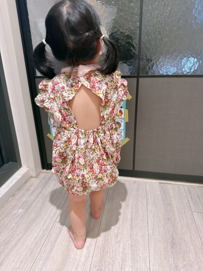 由 hanabi88 (刊登 ID 1382693428，圖片 1) 提交，位於 高雄市 (Kaohsiung) 的 ［二手少穿］超美質感碎花挖背夏天公主袖包屁80 (類別：嬰兒及兒童流行時尚)，說明：忘記品牌了（衣標沒寫🤣） 但是原價也要7-800喔 細節很多 可居家外出也很美的包屁 ✅公主袖 ✅大挖背 ✅超美印花 大一點穿個短褲還是一件美上衣喔 我以為這件賣掉了竟然還在🤣🤣🤣 晚點補衣服單拍。