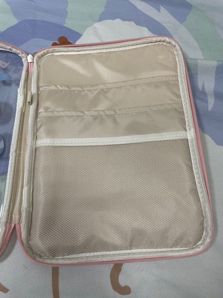 由 wu08280609 (刊登 ID 1382813027，圖片 2) 提交，位於 台北市 (Taipei) 的 可愛平板收納，文具包 (類別：筆記型電腦包包)，說明：全新，未使用。