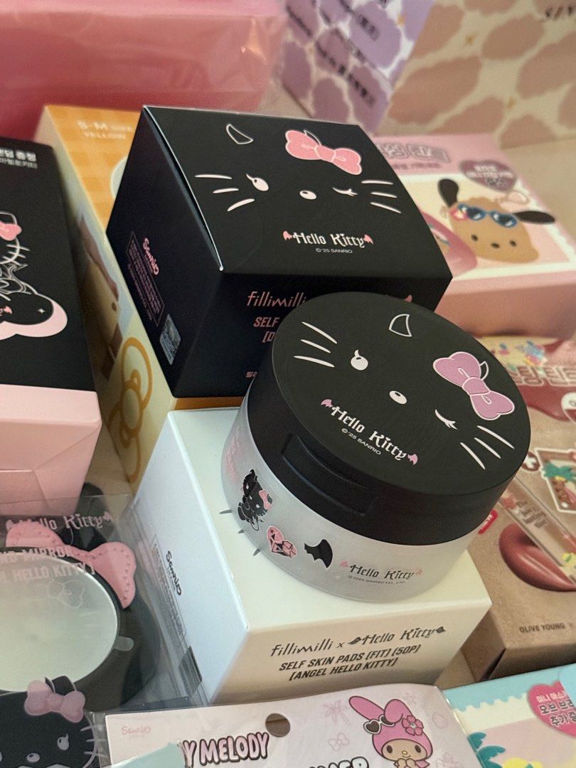 由 istxxxy (刊登 ID 1380014404，圖片 3) 提交，位於 台北市 (Taipei) 的 韓國三麗鷗聯名彩妝🇰🇷帕恰狗氣墊 (類別：化妝品)，說明：不小心買多了所以想出一點 匯款走賣貨💩或是新北面交 氣墊粉餅最白色號+2蕊+一個小樣共3樣699$ 三色蜜粉+超可愛粉撲499$ 眼影盤+遮瑕膏650$ 多功能眼影盤+刷具600$ 小狗唇釉10號色300$ 凱蒂貓棉片罐199$ 大耳狗睫毛膏組399$ 不換物 謝謝🙏。