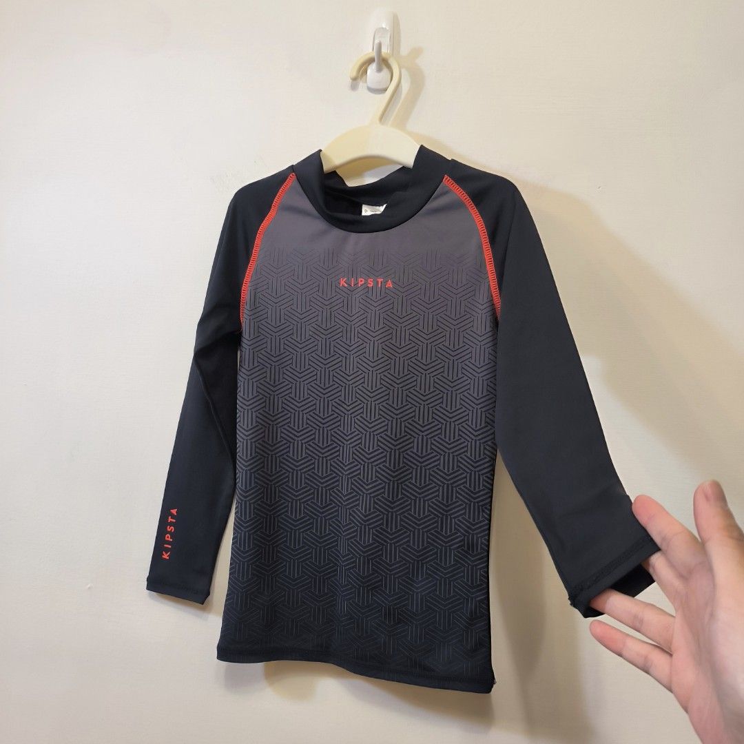 由 mui0888 (刊登 ID 1382861836，圖片 3) 提交，位於 台北市 (Taipei) 的 （售出）男童110-120迪卡儂KIPSTA防曬衣泳衣 (類別：嬰兒及兒童流行時尚)，說明：迪卡儂KIPSTA 衣況近新 尺寸110-120 個人覺得素面的比較有質感👍 賣場滿百出貨，可以多多挑選 感謝每位買家的好評⭐⭐⭐⭐⭐ 賣或便、多件併單敲我。