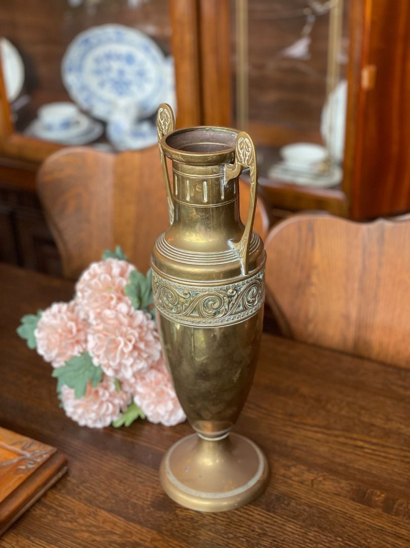由 19th.antique (刊登 ID 1382740262，圖片 3) 提交，位於 台北市 (Taipei) 的 【🇫🇷 法國・手工黃銅花瓶・巴洛克風格】#823013 (類別：花瓶園藝)，說明：【🇫🇷 法國・手工黃銅花瓶・巴洛克風格】 ✨ 法式工藝的華麗象徵～雙耳立體浮雕花葉紋，優雅姿態凝結於厚實黃銅之中。 這件來自法國的百年黃銅花瓶，融合了巴洛克風格中典型的捲葉紋與對稱構圖，以立體雕刻技法環飾瓶身中央，展現極高的工藝價值。 雙耳設計優雅修長，頂端飾有葉形紋飾，整體線條由瓶口至底座一氣呵成，完美詮釋巴洛克時期的裝飾美學。黃銅經歲月洗禮，部分浮雕紋路呈現自然銅綠斑駁，極具時間感。 瓶體重心穩定、銅質厚實，無論作為乾花容器或單獨擺設，皆自成一格，是法式古典室內風格不可或缺的重點物件。 🔸 尺寸：約高42 × 含握把寬15 × 口徑8 × 底部直徑12.5 cm 🔸 材質：實心黃銅，全手工鑄造與雕花 🔸 特點：立體卷葉紋飾／葉片雙耳把手／厚重金屬手感／局部自然銅綠／罕見高