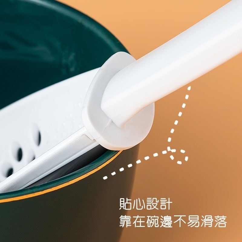 由 annie10186 (刊登 ID 1382814866，圖片 3) 提交，位於 台北市 (Taipei) 的 多功能 壓泥瀝水料理勺 顏色隨機 (類別：餐具和餐具)，說明：🉑7-11 / 全家 取貨付款 🔺材質：食品級PP 🔺尺寸：23 * 7.5cm 🌸由食品級耐高溫熱塑性PP製成，湯匙更輕，不會像金屬湯匙那樣傳遞熱量 🌸多功能用途，可用於勺飯、搗碎土豆泥、蛋清分離 、瀝乾和研磨大蒜和生薑等 🌸可懸掛設計，不使用時可掛在牆上收納，以保持廚房井井有條，不占空間 #勺子 #料理勺 #壓泥瀝水料理勺 #餐具。