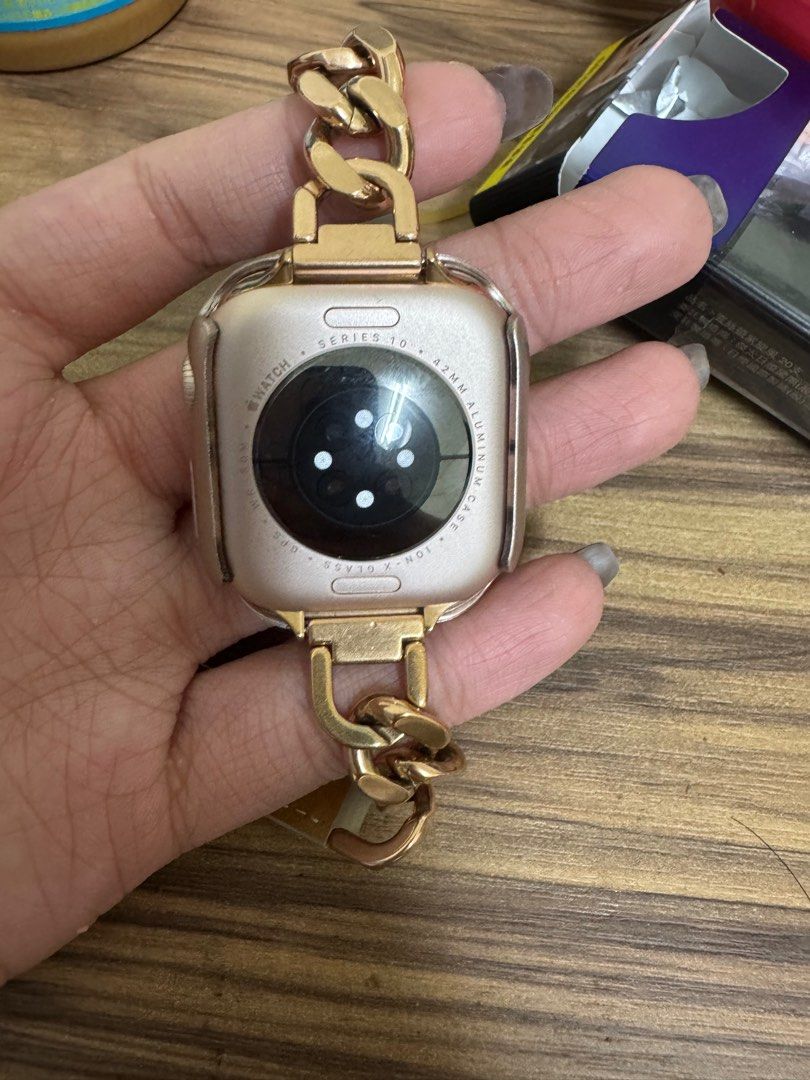 由 cyq_118 (刊登 ID 1382742203，圖片 2) 提交，位於 屏東縣 (Pingtung) 的 Apple watchs10 (類別：智慧穿戴裝置及智慧手錶)，說明：42mm 玫瑰金 使用一個禮拜 9000元誠可議價 屏東面交or匯款店到店。