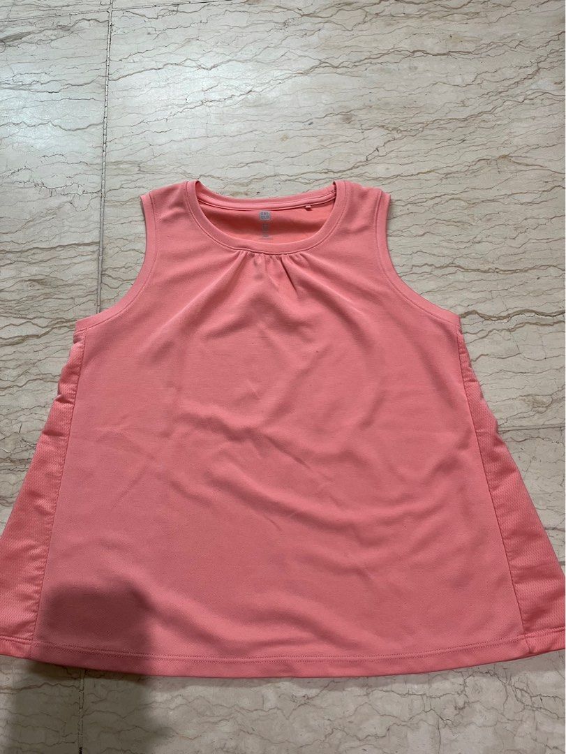 Baju atasan Uniqlo sleeveless bahan adem (Kategori: 4 hingga 7 tahun) berada di Jakarta Utara. Dikirim oleh ameliasells (ID iklan 1382708092, Gambar 1). Deskripsi: Size: 140 cm Ada noda sedikit lihat di foto.