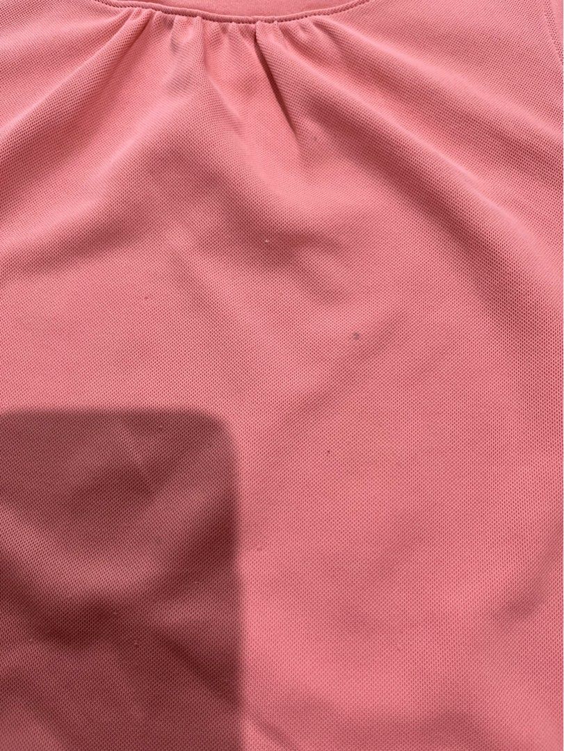 Baju atasan Uniqlo sleeveless bahan adem (Kategori: 4 hingga 7 tahun) berada di Jakarta Utara. Dikirim oleh ameliasells (ID iklan 1382708092, Gambar 3). Deskripsi: Size: 140 cm Ada noda sedikit lihat di foto.