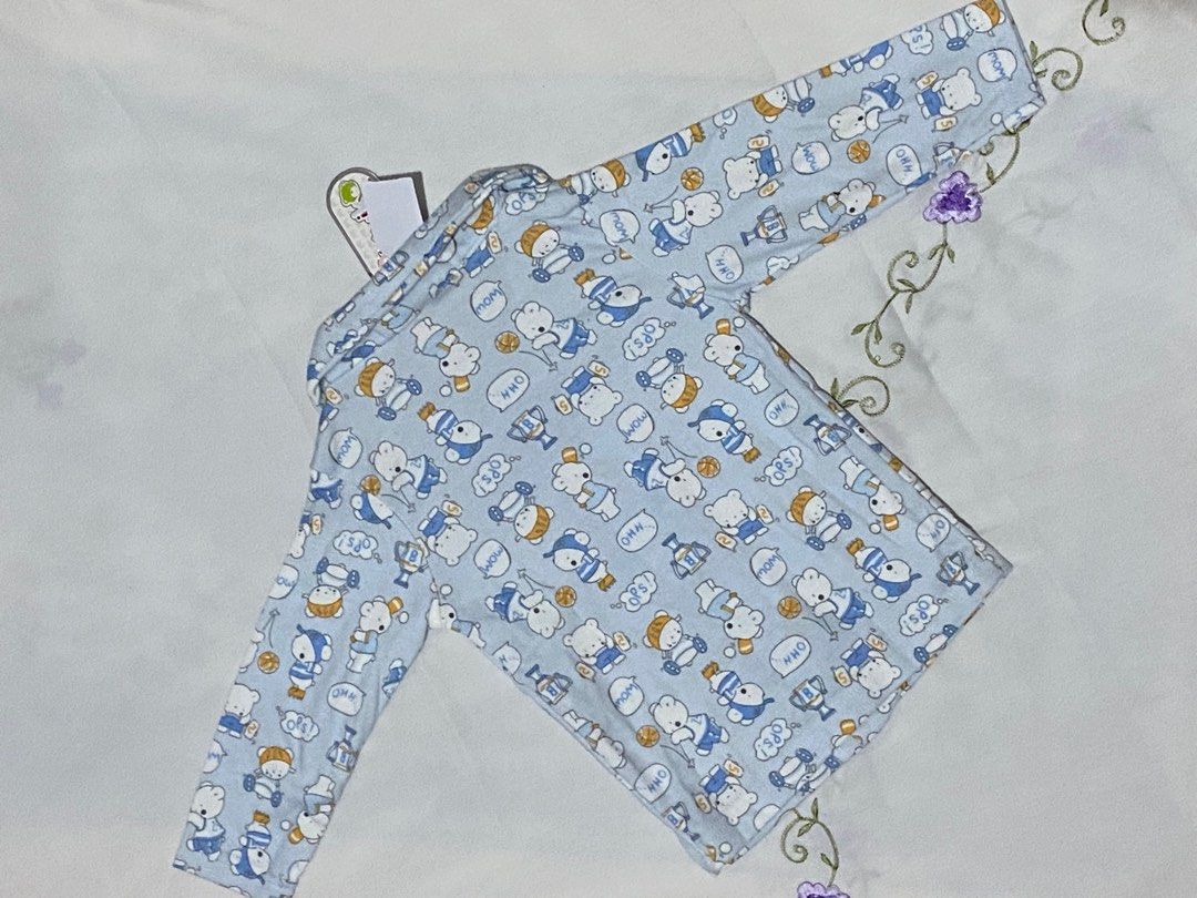 Baju Tidur Bayi Pipiniko – Size 3–6M (Kategori: 1 hingga 3 tahun) berada di Jakarta Timur. Dikirim oleh prelovedfathim (ID iklan 1382833284, Gambar 2). Deskripsi: 💙 Baju Tidur Bayi Pipiniko – Size 3–6M 💙 Baju tidur bayi super lucu warna biru dengan motif karakter imut 😍 Adem, nyaman, dan lembut di kulit bayi. Detail: Brand: Pipiniko Ukuran: 3–6 bulan Kondisi: Baru (dengan tag) Harga asli: Rp109.900 Dijual cuma Rp35.00 Cocok banget buat baju ti
