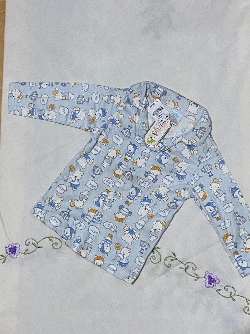 Baju Tidur Bayi Pipiniko – Size 3–6M (Kategori: 1 hingga 3 tahun) berada di Jakarta Timur. Dikirim oleh prelovedfathim (ID iklan 1382833284, Gambar 1). Deskripsi: 💙 Baju Tidur Bayi Pipiniko – Size 3–6M 💙 Baju tidur bayi super lucu warna biru dengan motif karakter imut 😍 Adem, nyaman, dan lembut di kulit bayi. Detail: Brand: Pipiniko Ukuran: 3–6 bulan Kondisi: Baru (dengan tag) Harga asli: Rp109.900 Dijual cuma Rp35.00 Cocok banget buat baju ti