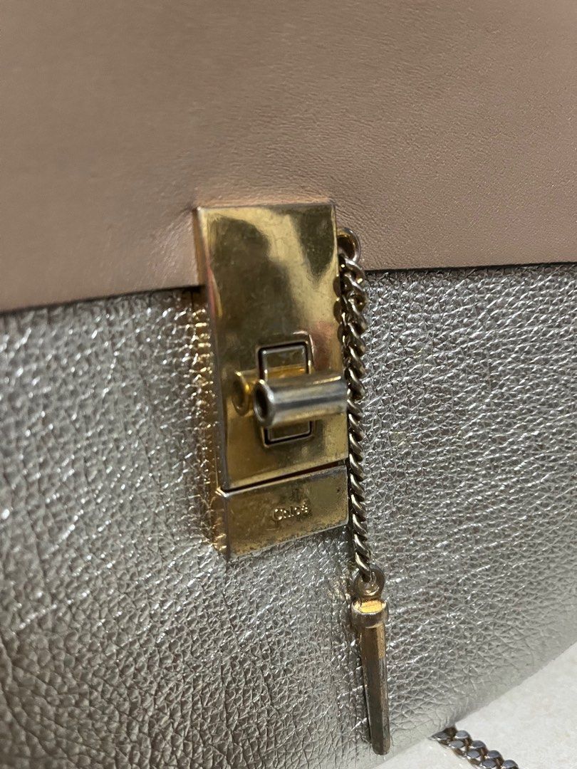 Chloe Drew Sling Bag (Category: Luxury Bags & Wallets) located in Quezon City. Submitted by bebegaze (Listing ID 1382829981, Image 2). Description: With discoloration, tarnish hardware - pls see all pics for details. Medium-Large size. Preloved so pls expect signs of use. Bawal sa maarte. Pwde tumawad wag lang sagad. .