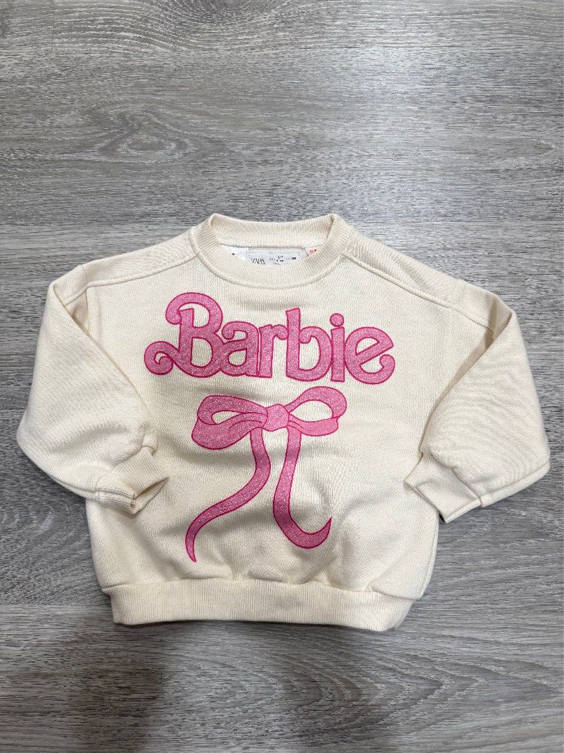 由 marry898 (刊登 ID 1382788573，圖片 1) 提交，位於 台北市 (Taipei) 的 全新 Zara Barbie 芭比 大學t 86cm 18個月 吊牌以剪，全新未穿 (類別：嬰兒及兒童流行時尚)，說明：全新 Zara Barbie 芭比 大學t 86cm 18個月 吊牌以剪，全新未穿 7-11取貨付款 售出後不退換貨。