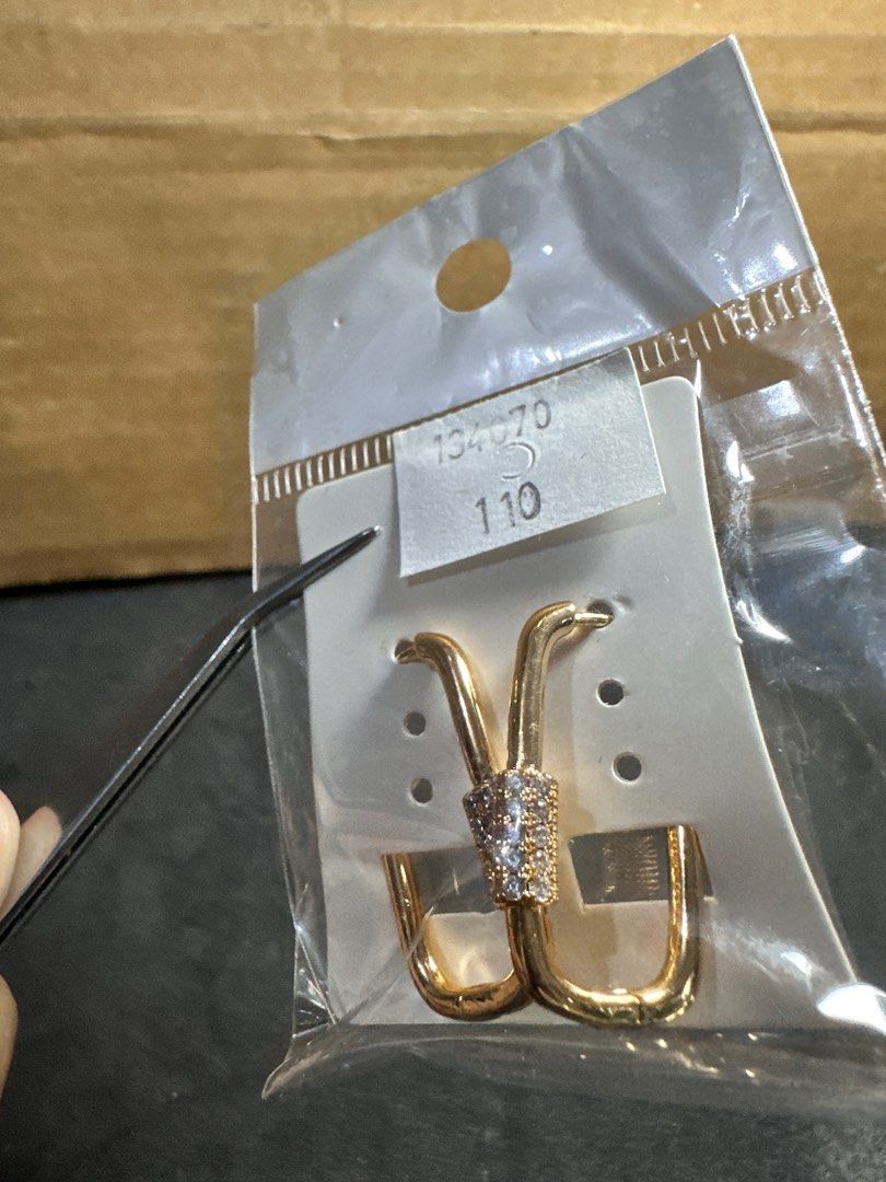 Gold plated diamond carabiner earrings (Category: Earrings) located in Valenzuela. Submitted by jsnmtthwng (Listing ID 1382768965, Image 3). Description: Gold plated diamond carabiner earring Non tarnish High quality & durable Last 2 pcs Selling for ₱100 each only Detailed pictures upon request Check my listing for other fancy jewelry Selling low, can give huge discount for bulk buy..