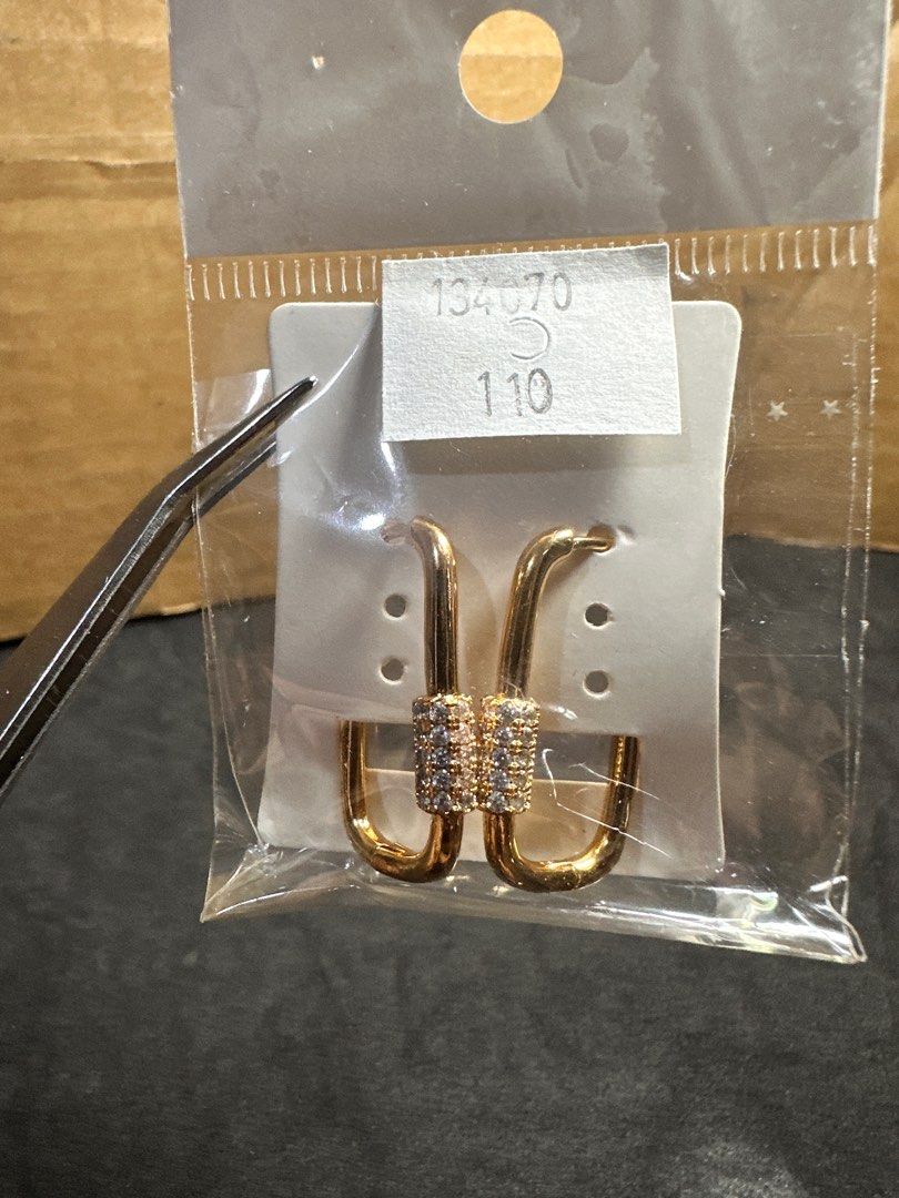 Gold plated diamond carabiner earrings (Category: Earrings) located in Valenzuela. Submitted by jsnmtthwng (Listing ID 1382768965, Image 1). Description: Gold plated diamond carabiner earring Non tarnish High quality & durable Last 2 pcs Selling for ₱100 each only Detailed pictures upon request Check my listing for other fancy jewelry Selling low, can give huge discount for bulk buy..