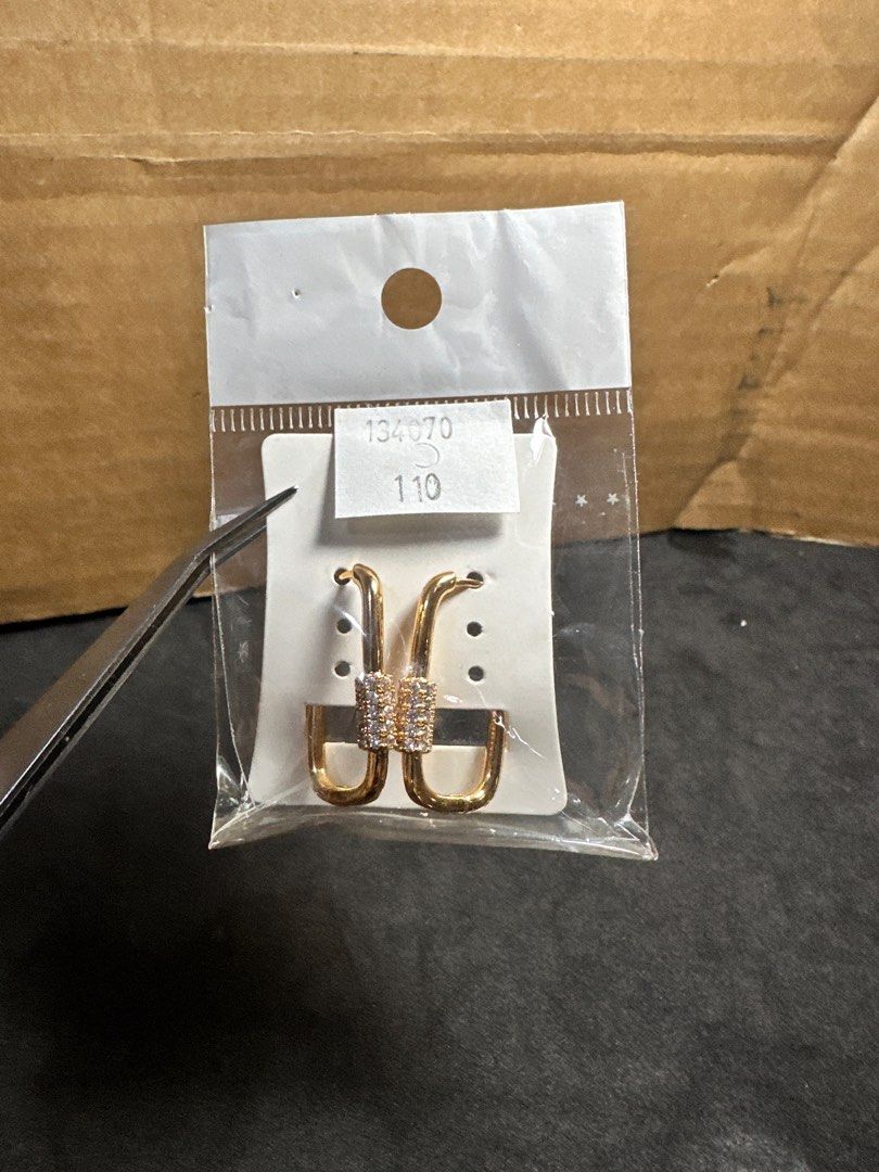 Gold plated diamond carabiner earrings (Category: Earrings) located in Valenzuela. Submitted by jsnmtthwng (Listing ID 1382768965, Image 2). Description: Gold plated diamond carabiner earring Non tarnish High quality & durable Last 2 pcs Selling for ₱100 each only Detailed pictures upon request Check my listing for other fancy jewelry Selling low, can give huge discount for bulk buy..
