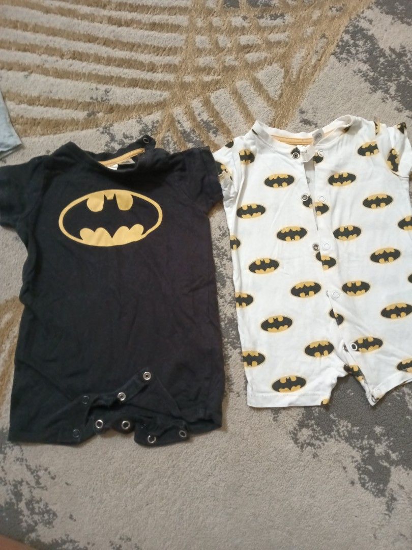 H&M romper boy 1-2 months & tiny button romper (Category: Babies & Kids Fashion) located in Subang Jaya. Submitted by mel7700 (Listing ID 1382772612, Image 1). Description: tag 1-2 months batman DC free romper lengan panjang tag 2-4 months (grey color) 2 set of tiny button.