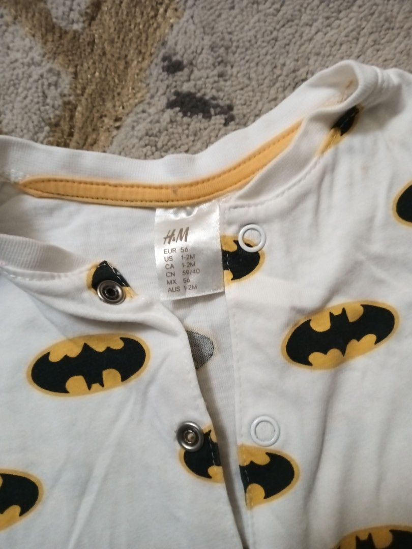 H&M romper boy 1-2 months & tiny button romper (Category: Babies & Kids Fashion) located in Subang Jaya. Submitted by mel7700 (Listing ID 1382772612, Image 3). Description: tag 1-2 months batman DC free romper lengan panjang tag 2-4 months (grey color) 2 set of tiny button.