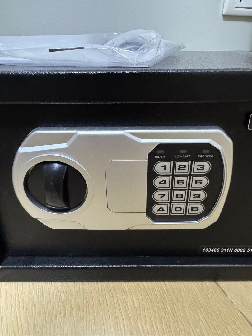 HONEYWELL SAFE BOX (Category: Office Furniture & Fixtures) located in Quezon City. Submitted by NiniTheExplorer (Listing ID 1382849230, Image 3). Description: Bnew!!! Rfs: Need a bigger safe box.