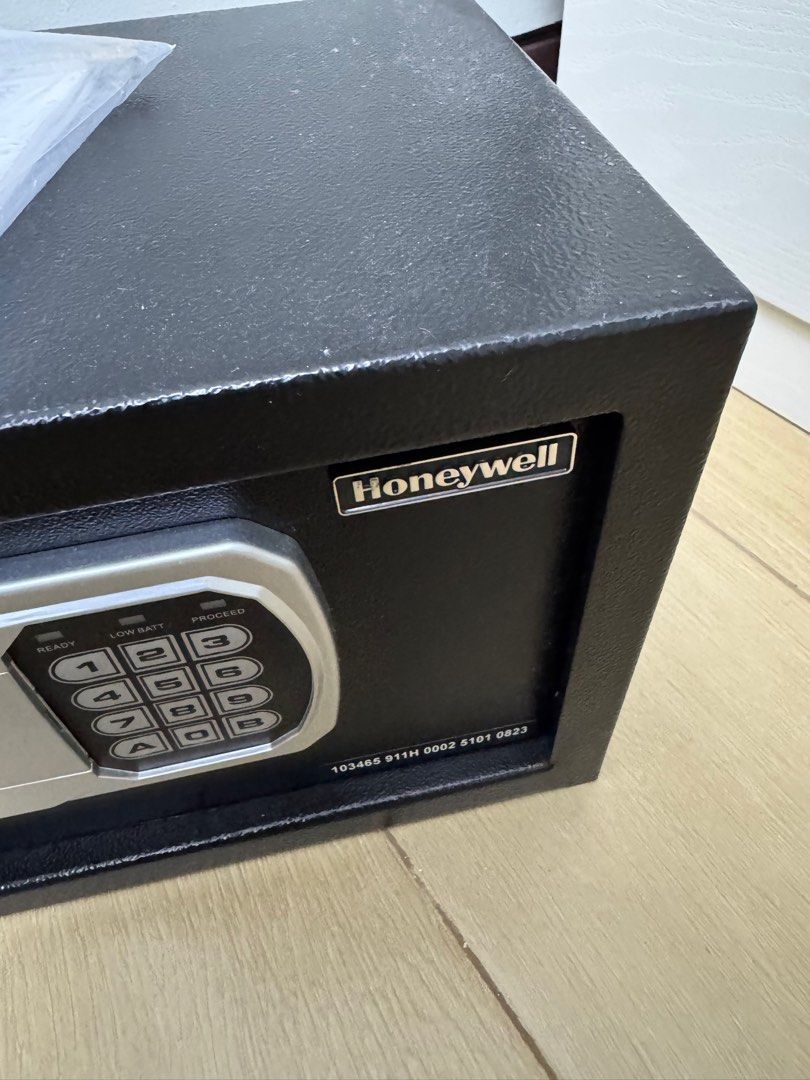 HONEYWELL SAFE BOX (Category: Office Furniture & Fixtures) located in Quezon City. Submitted by NiniTheExplorer (Listing ID 1382849230, Image 2). Description: Bnew!!! Rfs: Need a bigger safe box.
