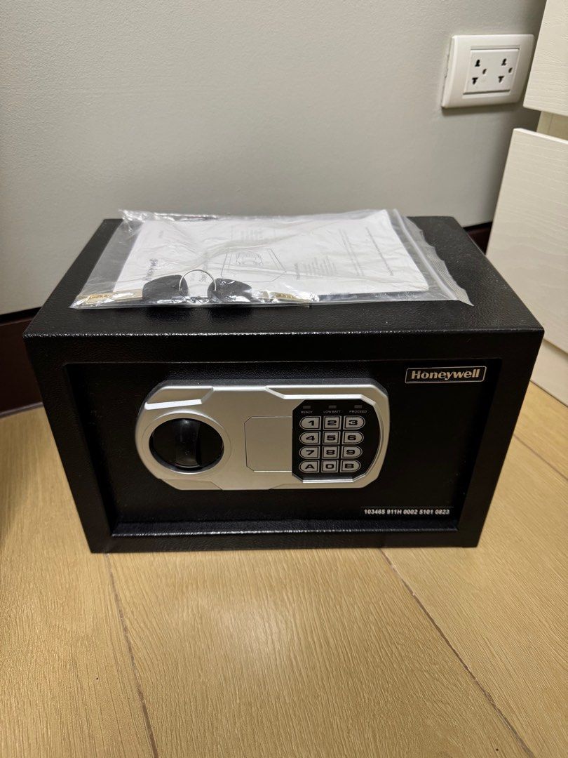 HONEYWELL SAFE BOX (Category: Office Furniture & Fixtures) located in Quezon City. Submitted by NiniTheExplorer (Listing ID 1382849230, Image 1). Description: Bnew!!! Rfs: Need a bigger safe box.