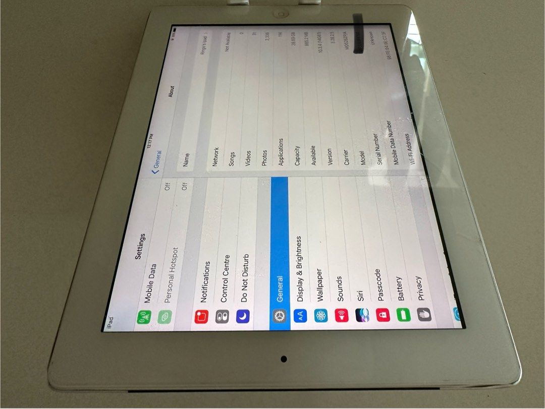 Ipad 4 （分類：平板電腦 - iPad）位於 Hong Kong。 由 ringolok 提交（商品編號 1382767455，圖片 3）。簡介： Ipad4 LTE 32GB 港版，還可插咭或用wifi上網但可能比較慢，一切功能正常可正常使用可看報紙或當電子相架使用 淨機已過保。因機套有點舊，如你有需要可以免費俾你。左右上角有小許花崩，全原裝未換過配件！ 。