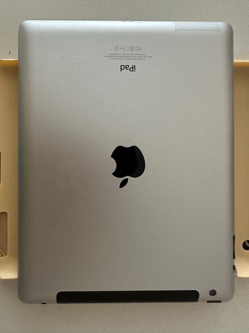 Ipad 4 （分類：平板電腦 - iPad）位於 Hong Kong。 由 ringolok 提交（商品編號 1382767455，圖片 2）。簡介： Ipad4 LTE 32GB 港版，還可插咭或用wifi上網但可能比較慢，一切功能正常可正常使用可看報紙或當電子相架使用 淨機已過保。因機套有點舊，如你有需要可以免費俾你。左右上角有小許花崩，全原裝未換過配件！ 。