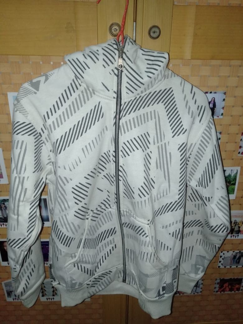 Jaket Putih (Kategori: 8 hingga 12 tahun) berada di Semarang. Dikirim oleh dzumee (ID iklan 1382809540, Gambar 1). Deskripsi: PRELOVED Kondisi : 85% Minus : Warna Pudar Bisa nego.