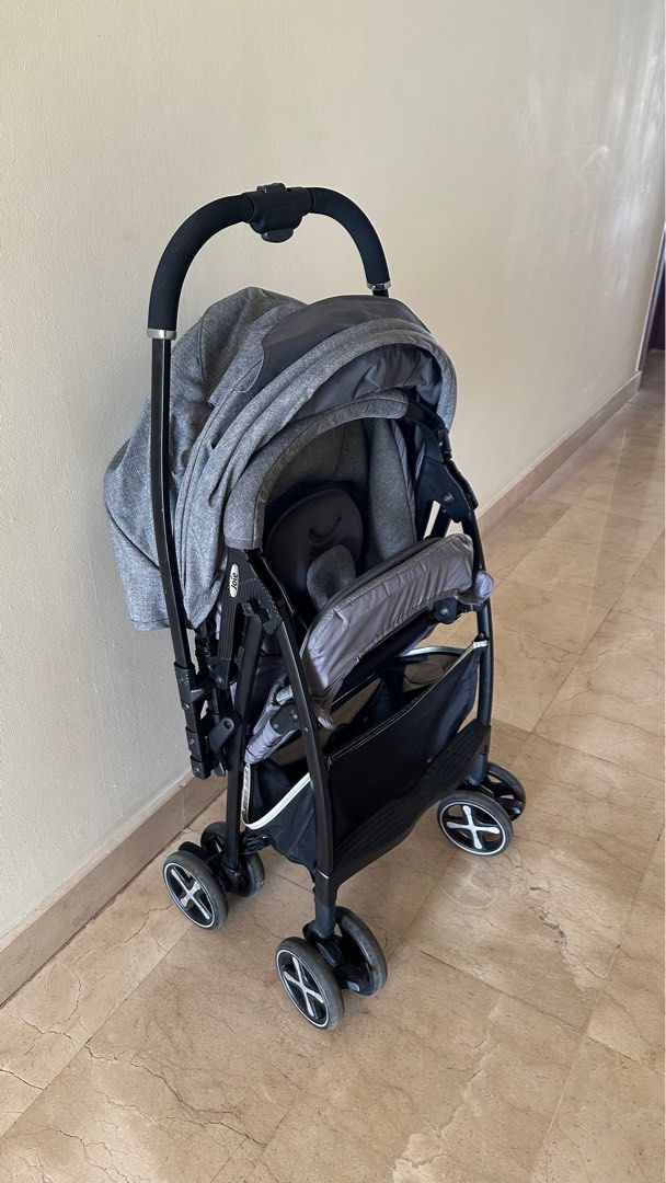 Joie Baggi DLX Chromium (Kategori: Kereta, Kursi Goyang & Gendongan Bayi) berada di Jakarta Selatan. Dikirim oleh alpaca12345678 (ID iklan 1382733353, Gambar 3). Deskripsi: No box and slightly dirty.