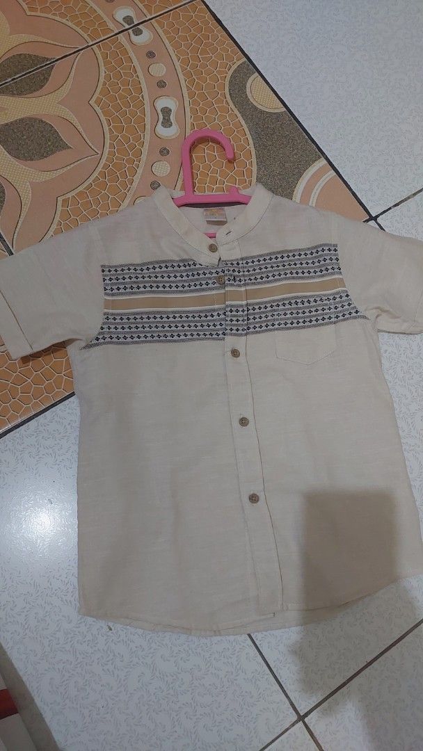 Kemeja koko Little M ukuran M (Kategori: 4 hingga 7 tahun) berada di Tangerang. Dikirim oleh chieadelle (ID iklan 1382688588, Gambar 1). Deskripsi: koko anak laki laki ukuran M.
