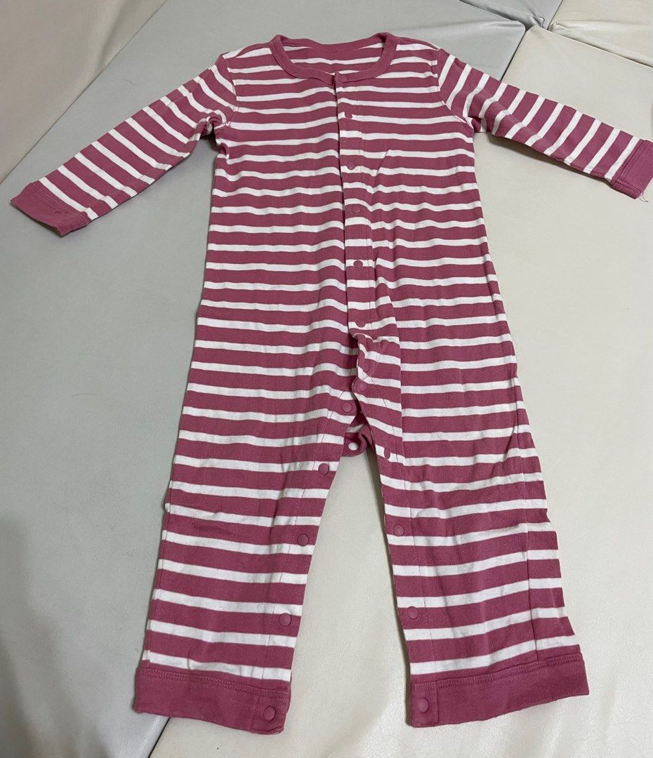 由 shonhung (刊登 ID 1382756386，圖片 3) 提交，位於 台北市 (Taipei) 的 Lativ 寶寶連身衣 90cm 二手 (類別：嬰兒及兒童流行時尚)，說明：一件50 商品狀況良好。