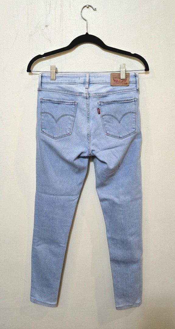 Levis 711 Skinny (Category: Jeans) located in Malolos. Submitted by ciantin (Listing ID 1382752061, Image 2). Description: Size 27x 28 Denim light wash.