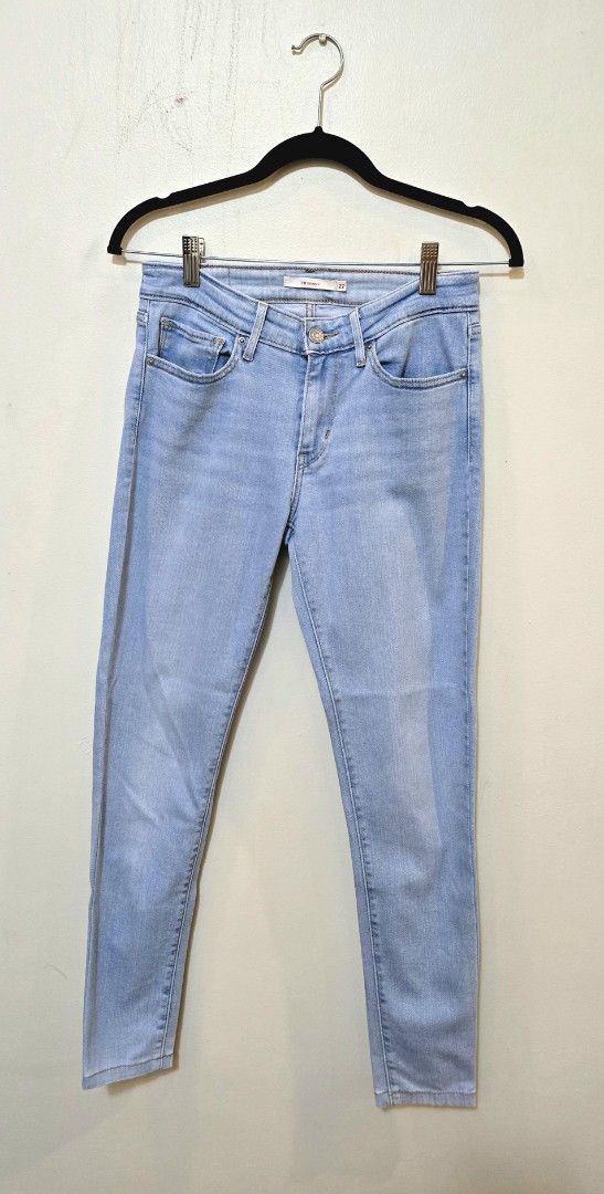 Levis 711 Skinny (Category: Jeans) located in Malolos. Submitted by ciantin (Listing ID 1382752061, Image 1). Description: Size 27x 28 Denim light wash.