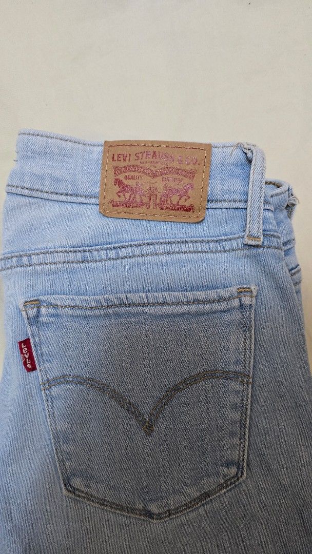 Levis 711 Skinny (Category: Jeans) located in Malolos. Submitted by ciantin (Listing ID 1382752061, Image 3). Description: Size 27x 28 Denim light wash.
