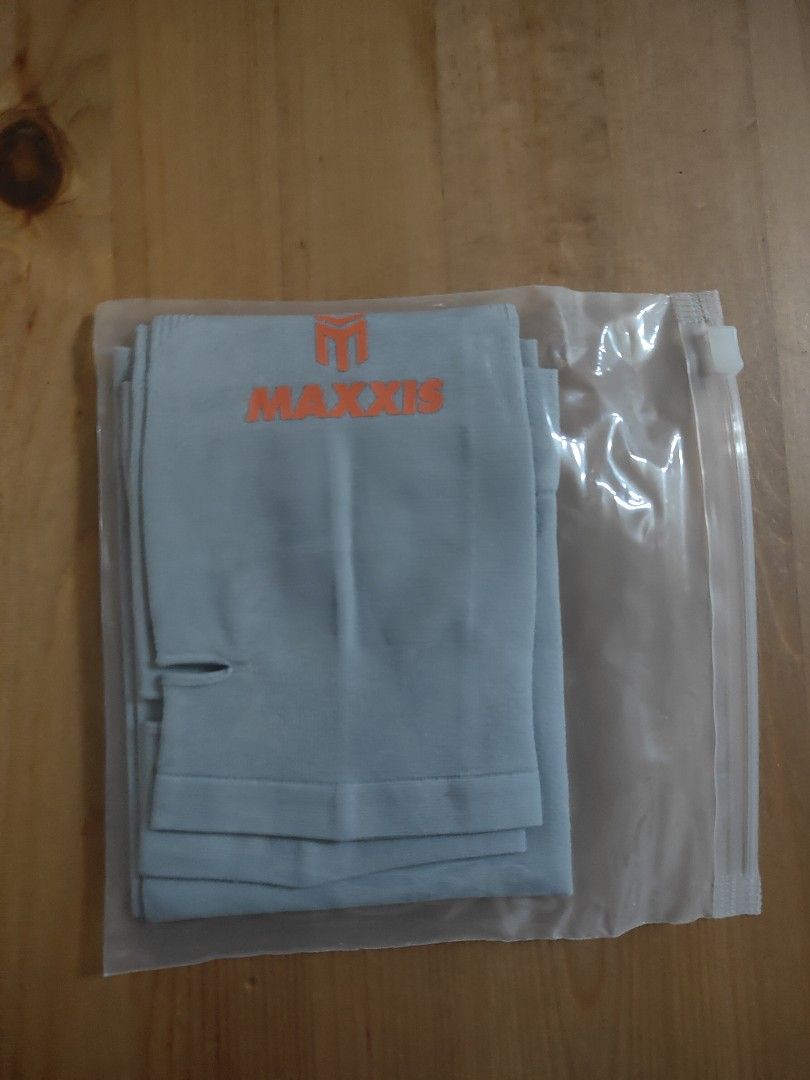 由 milktearabbit11 (刊登 ID 1382832287，圖片 3) 提交，位於 新竹市 (Hsinchu City) 的 全新MAXXIS瑪吉斯彈性袖套手套.單車機車防曬遮陽外送保護。 (類別：汽機車零配件)，說明：全新MAXXIS瑪吉斯彈性袖套手套.單車機車防曬遮陽保護。 純粹幫忙家人整理家中閒置物品。以上不介意再買，商品若有明顯髒污及瑕疵處已盡力拍照及詳細的敘述，純粹是愛物惜物&環保愛護地球珍惜資源，金額不高故不再議價嘍，不會賣您壞掉無法使用的東西，伴隨著商品使用的次數以及年份，商品會有脫線、破損、褪色、汙漬、缺釦這些很多都是正常狀況的。二手銅板價也請買家勿以全新商品吹毛求疵論，感謝您的高抬貴手。。
