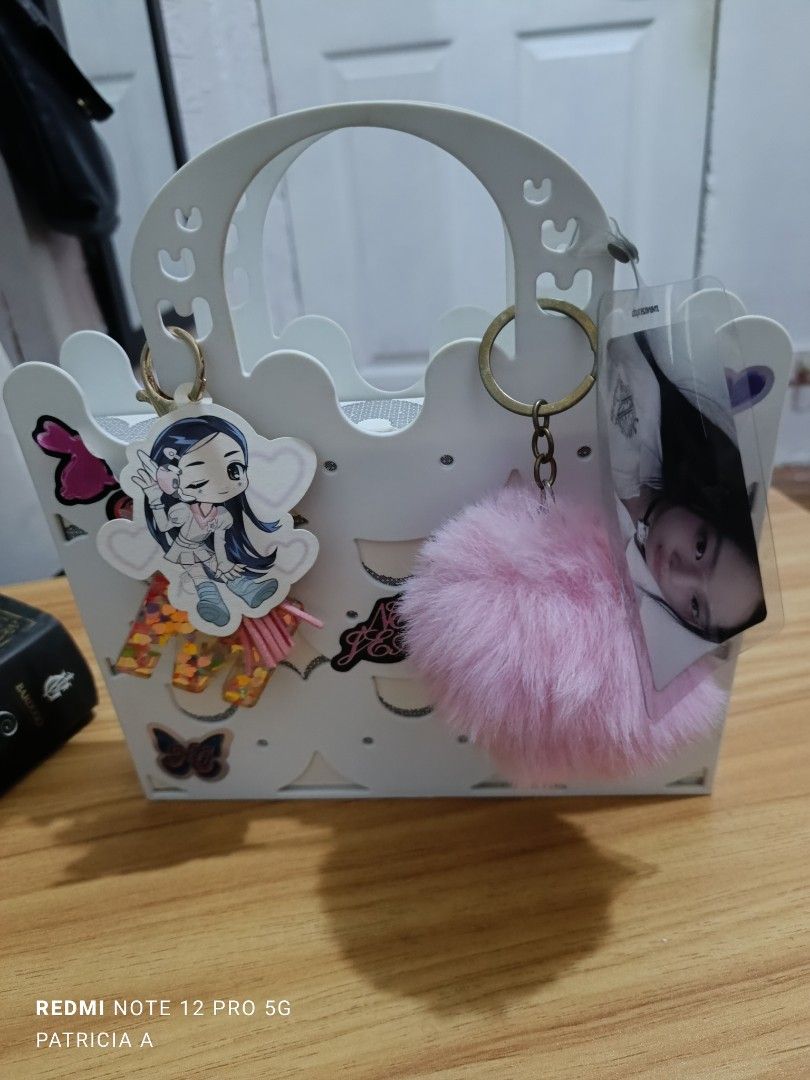 NEWJEANS BEACHBAG MINJI VER (Category: Tote Bags) located in Bulacan. Submitted by patringg (Listing ID 1382770882, Image 2). Description: NJ Beachbag Minji Ver - complete inclu plus pcs - may bawas na yung stickers - pwede tanggalin yung mga anik anik na nakasabit 📍 SJDM, BULACAN MOD: JNT, LBC.