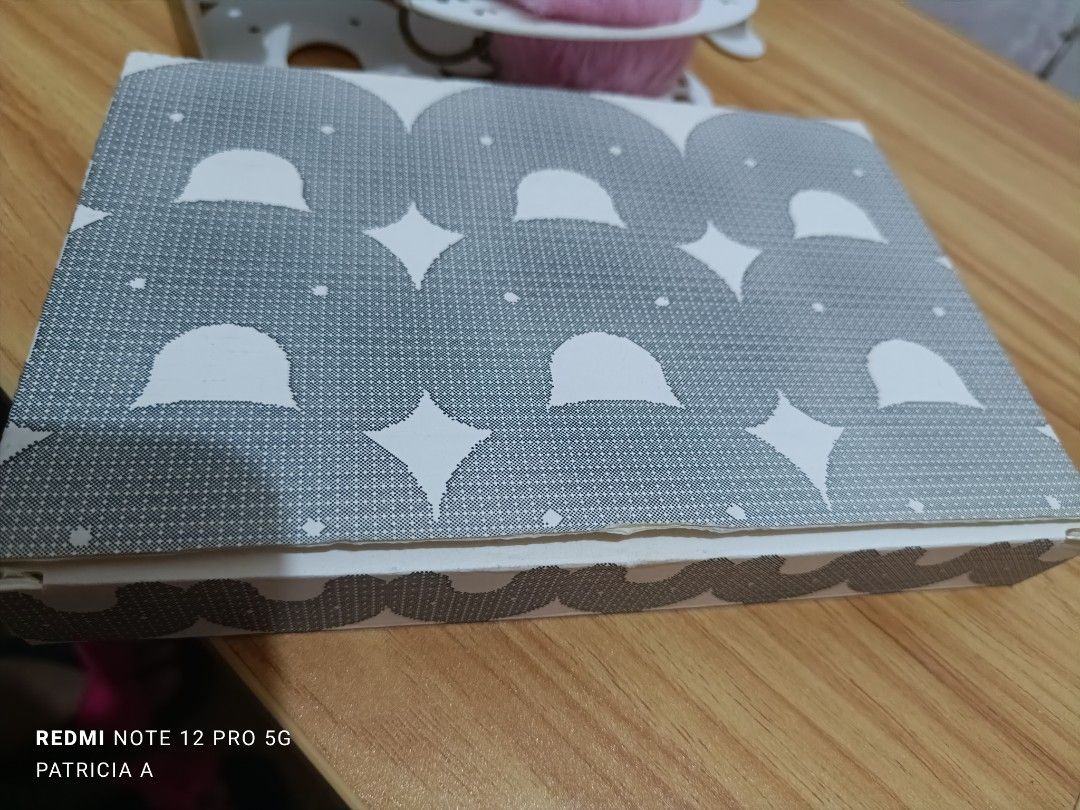 NEWJEANS BEACHBAG MINJI VER (Category: Tote Bags) located in Bulacan. Submitted by patringg (Listing ID 1382770882, Image 3). Description: NJ Beachbag Minji Ver - complete inclu plus pcs - may bawas na yung stickers - pwede tanggalin yung mga anik anik na nakasabit 📍 SJDM, BULACAN MOD: JNT, LBC.