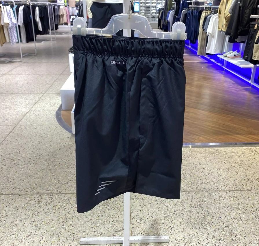 Nike Challenger Flash Brief-Lined Running Shorts (Category: Activewear) located in Makati City. Submitted by pulsepop.ph (Listing ID 1376059598, Image 3). Description: First photo is from official website for reference only. Actual item in second/third photo. Sizes: S-XXL Nike Challenger Flash Dri-FIT men's quick-drying shorts (with underpants) are designed for running and are a good choice for training. Wet-conducting speed dry fabric, smooth an