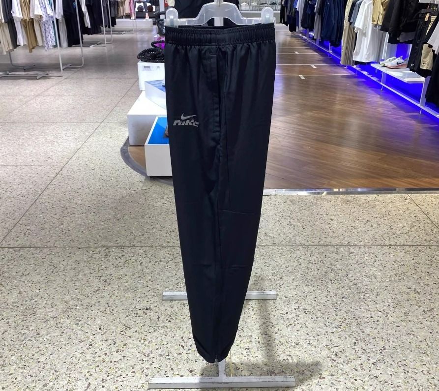 Nike Challenger Flash Dri-FIT running trousers (Category: Trousers) located in Makati City. Submitted by pulsepop.ph (Listing ID 1375291148, Image 2). Description: First photo is from official website for reference only. Actual item in second/third photo. Sizes: S-XL Nike Challenger Flash Dri-FIT men's quick-dry shuttle running trousers are specially made for runners' hearts and can be called training good singles. The wet-speed dry fabric will h