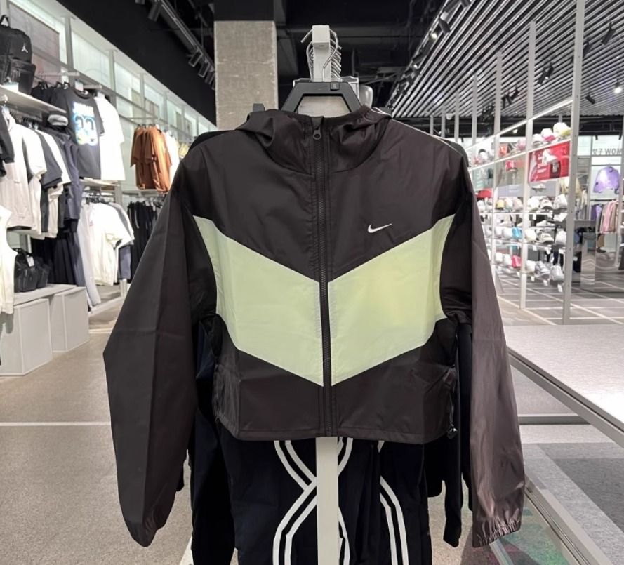 Nike Windrunner shuttle knitting jacket (Category: Coats, Jackets and Outerwear) located in Makati City. Submitted by pulsepop.ph (Listing ID 1371175470, Image 2). Description: First photo is from official website for reference only. Actual item in second/third photo. S-XL Nike Sportswear Windrunner Women's loose shuttle woven hat jacket uses non-tearable shuttle fabrics, which are light and strong. The shoulder design combines a loose hanger to 