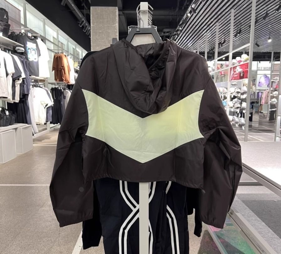 Nike Windrunner shuttle knitting jacket (Category: Coats, Jackets and Outerwear) located in Makati City. Submitted by pulsepop.ph (Listing ID 1371175470, Image 3). Description: First photo is from official website for reference only. Actual item in second/third photo. S-XL Nike Sportswear Windrunner Women's loose shuttle woven hat jacket uses non-tearable shuttle fabrics, which are light and strong. The shoulder design combines a loose hanger to 