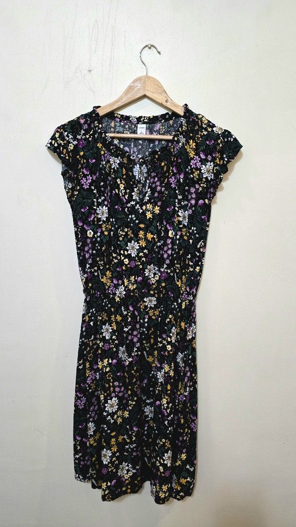 Old Navy Floral Dress (Category: Dresses) located in Malolos. Submitted by ciantin (Listing ID 1382751574, Image 1). Description: Size L but fits S-M also. Garterized Used once. Maganda tela..