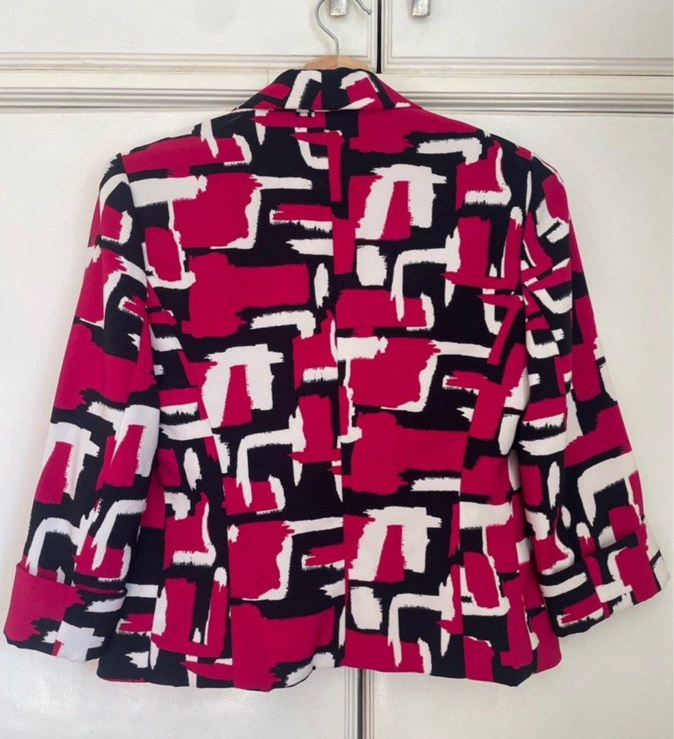 Pink Printed Blazer with Silk Lining (Category: Coats, Jackets and Outerwear) located in Muntinlupa City. Submitted by kdeclutters (Listing ID 1382720808, Image 2). Description: High quality blazer with shoulder pads. The inside has a silk lining. .