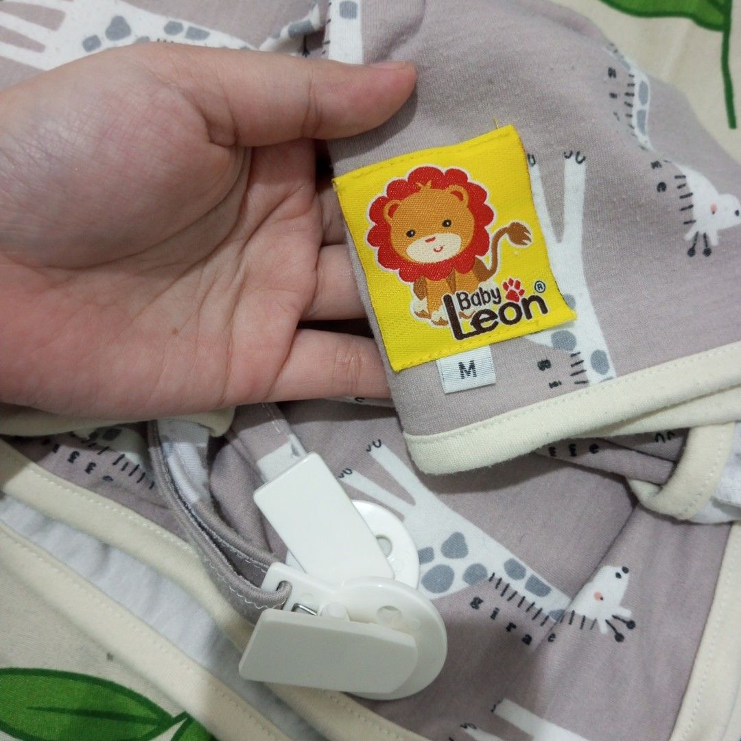 Selimut on the go GIRAFFE (Kategori: Orang Tua, Bayi & Anak - Lainnya) berada di Tangerang. Dikirim oleh belidiamelia (ID iklan 1381938333, Gambar 2). Deskripsi: minus noda dikit tapi tidak terlalu kelihatan.