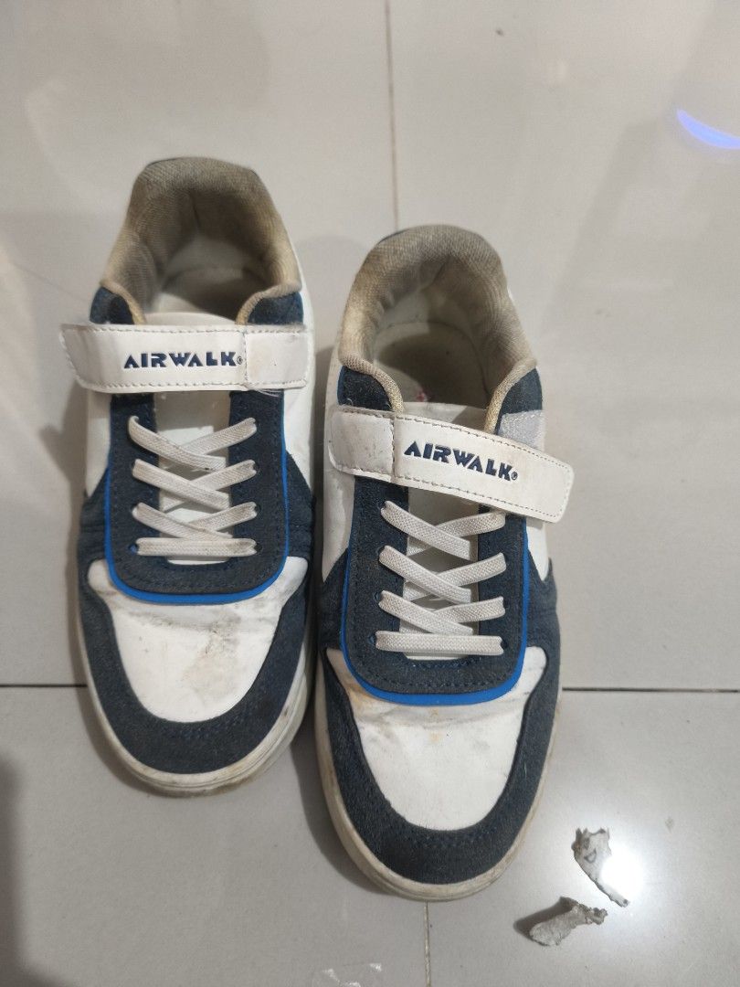 Sepatu Anak Airwalk ukuran 34 Mulus (Kategori: Orang Tua, Bayi & Anak - Lainnya) berada di Depok. Dikirim oleh anggien (ID iklan 1382771357, Gambar 1). Deskripsi: sepatu anak Airwalk ukuran 34 masih sangat mulus baru dipakai kurang dari 10 kali.