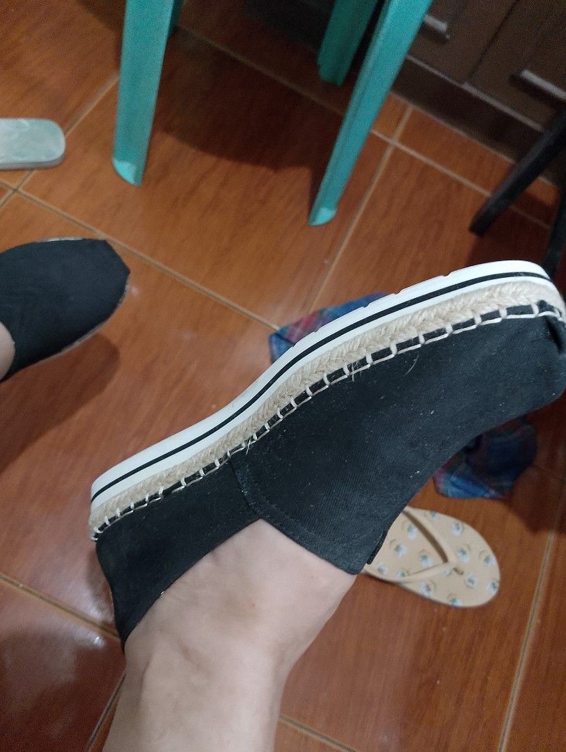 skechers bob goga mat (Category: Wedges) located in Manila. Submitted by fastphoenix.a38dad (Listing ID 1382691029, Image 2). Description: it says 8.5 pero di tlga kasya sa paa ko cguro kung payat ang paa pwede to sayu stylish and napaka tibay sayang nga lang need q mabenta dahil d tlga kasya sakin.