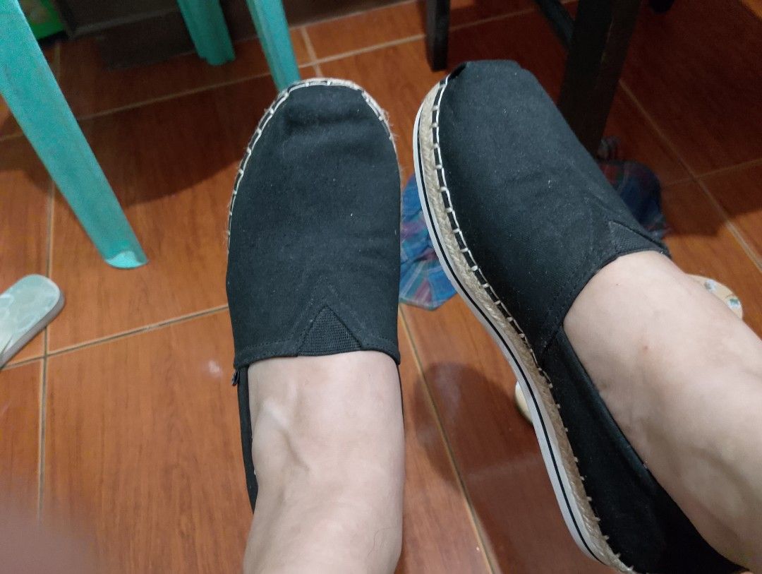 skechers bob goga mat (Category: Wedges) located in Manila. Submitted by fastphoenix.a38dad (Listing ID 1382691029, Image 3). Description: it says 8.5 pero di tlga kasya sa paa ko cguro kung payat ang paa pwede to sayu stylish and napaka tibay sayang nga lang need q mabenta dahil d tlga kasya sakin.