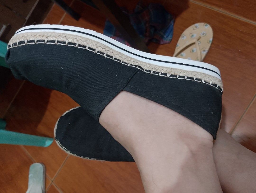 skechers bob goga mat (Category: Wedges) located in Manila. Submitted by fastphoenix.a38dad (Listing ID 1382691029, Image 1). Description: it says 8.5 pero di tlga kasya sa paa ko cguro kung payat ang paa pwede to sayu stylish and napaka tibay sayang nga lang need q mabenta dahil d tlga kasya sakin.