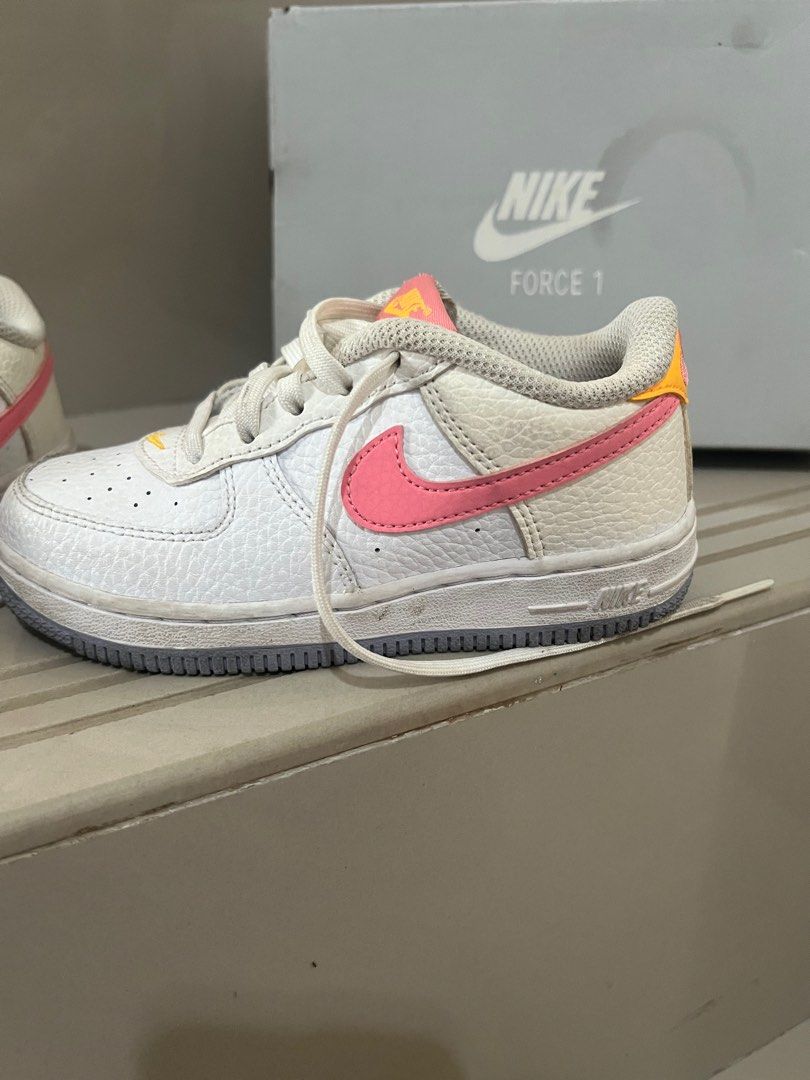 Sneakers nike force 1 low kids (Kategori: Orang Tua, Bayi & Anak - Lainnya) berada di Karawang. Dikirim oleh nlksm_ (ID iklan 1382694735, Gambar 2). Deskripsi: jenis : nike Force 1 low warna : White/ coral chalk - laser orange blanc/claire colar size : uk 9,5/ eur 27/ 16 cm dijual lengkap dengan box pembelian di footlocker senayan city jarang dipakai (defect pemakaian noda bisa di laundry) nett.
