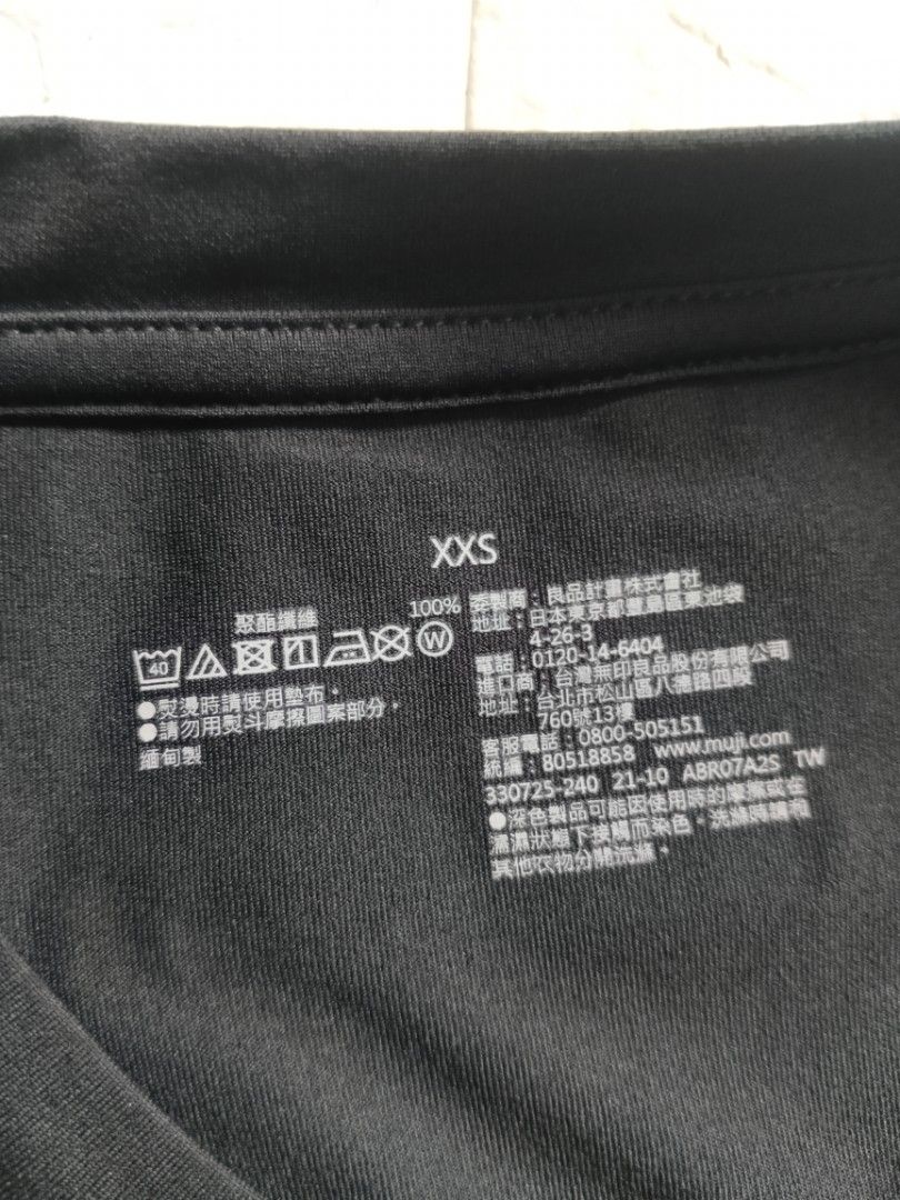 由 594188 (刊登 ID 1382781992，圖片 3) 提交，位於 台中市 (Taichung) 的 無印良品素T (類別：T恤、Polo衫)，說明：近新無污損,呎吋XXS 女性一般M單邊肩連袖32肩胸47長63cm(含領) 注意呎吋.説明.相片品相，無接受退換貨 賣場尚有多款品牌專櫃類似款服飾，運費可合併。