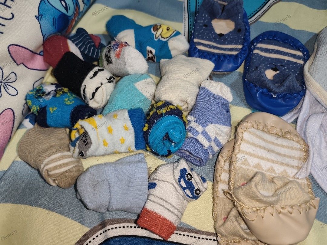 TAKE ALL BABY SOCKS AND BIBS (Category: Babies & Kids Fashion) located in Bulacan. Submitted by lmnrb (Listing ID 1382774991, Image 2). Description: !!BAWAL SA MASELAN!! 12 socks from newborn to 6 months 7 bibs 2 anti-slip sock shoes.